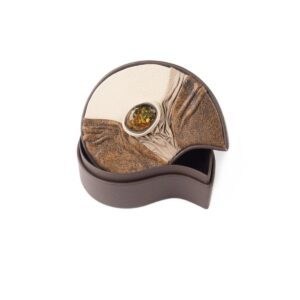 Ādas kastīte ar dzintaru, tumši brūna, 8x8.5 cm