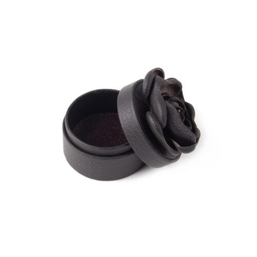 Ādas kastīte ar ziedu, tumši brūna, ⌀ 5 cm