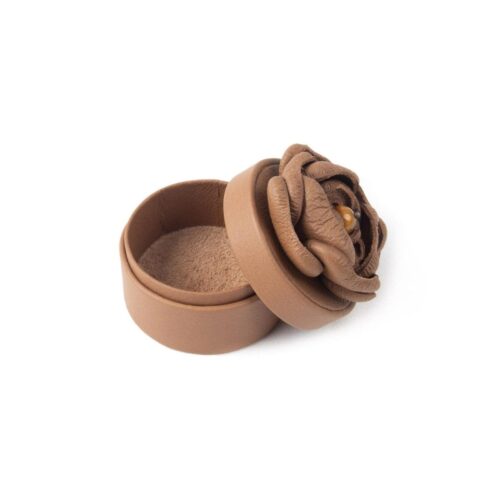 Ādas kastīte ar ziedu, ⌀ 5 cm, brūna