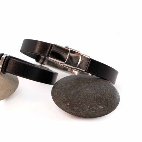 Ādas rokassprādze ar dzeltenu dzintaru, melna, 21 cm