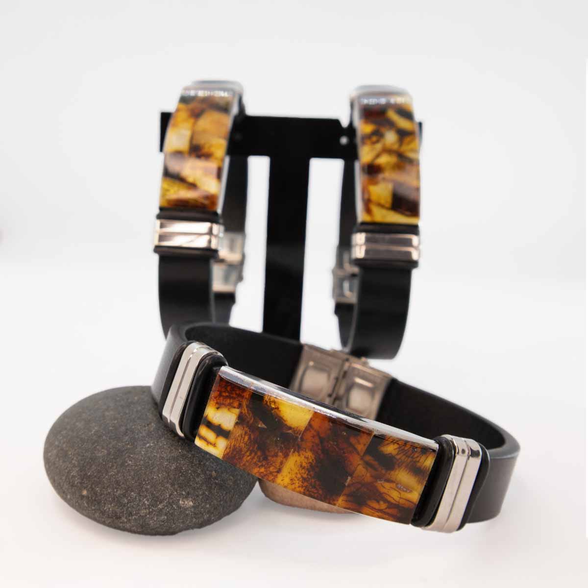 Ādas rokassprādze ar brūnu dzintaru, melna, 21 cm