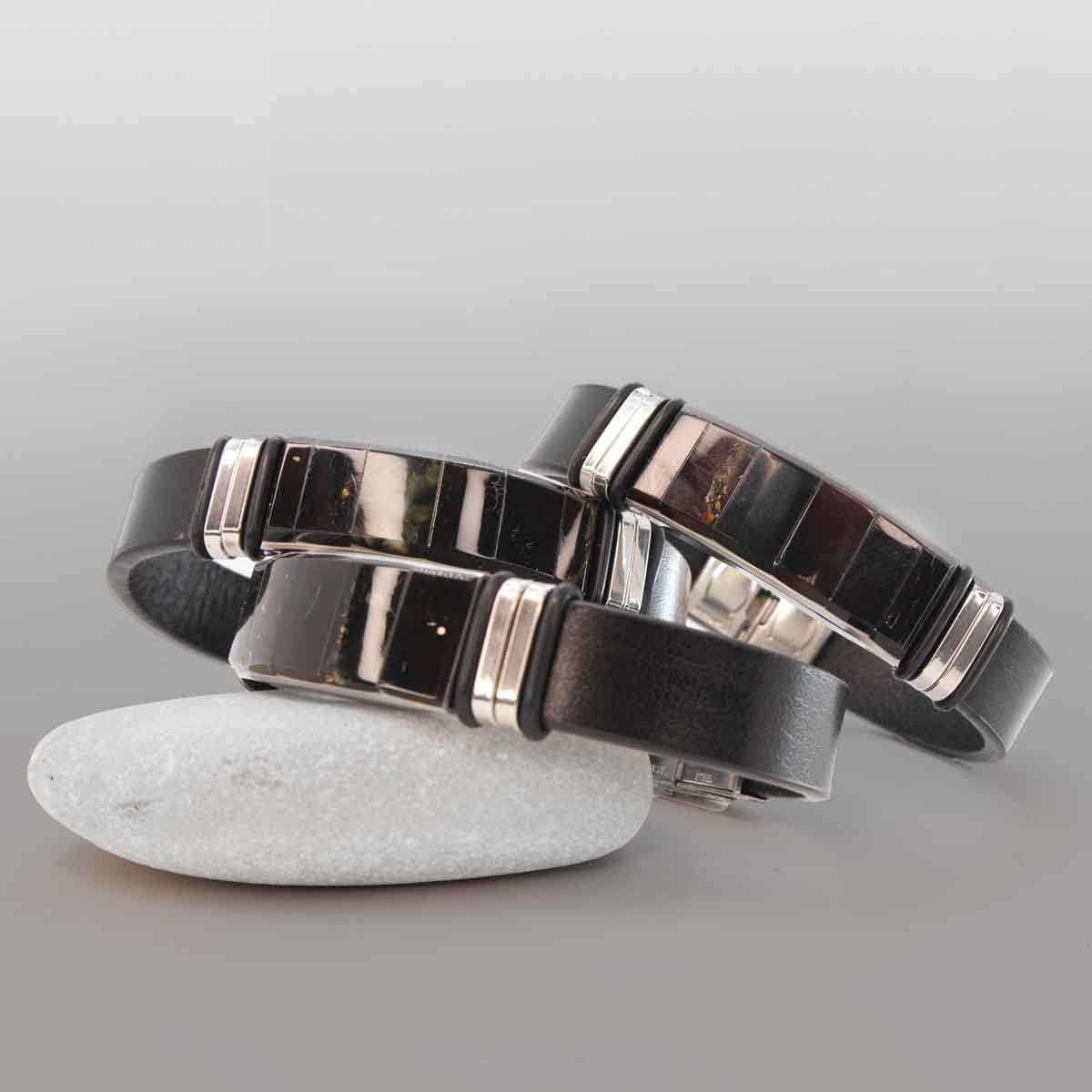 Ādas rokassprādze ar sarkan-brūnu dzintaru, melna, 21 cm