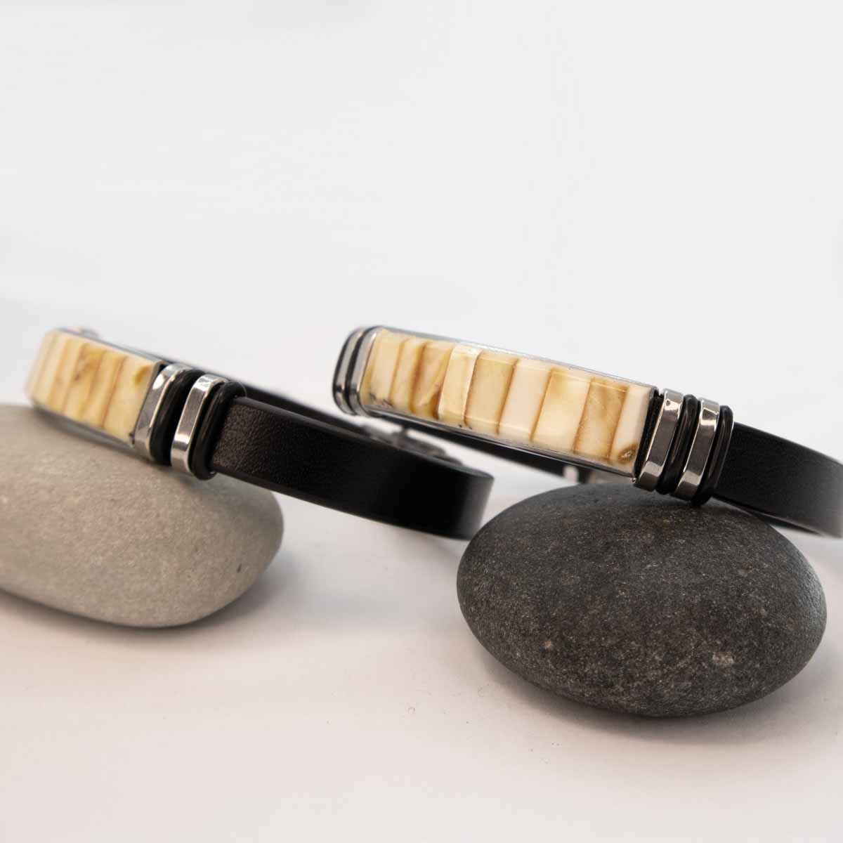 Ādas rokassprādze ar dzeltenu dzintaru, melna, 21 cm