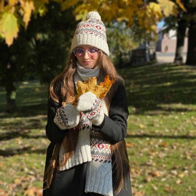 adita-vilnas-cepure-ar-rakstu-un-bumbuli-duraini-balta-12 Adīta vilnas cepure ar rakstu un bumbuli, atlokāma mala, balta