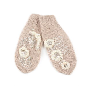 Adīts Alpakas un Mohēras Komplekts – Cepure un Dūraiņi ar Ziedu Motīvu, Bēšs Adīts alpakas un mohēras komplekts – cepure un dūraiņi ar ziedu motīvu, bēšs