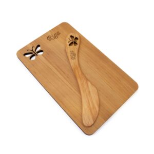 Alkšņa Koka Virtuves Dēlītis un Sviesta Nazis ar Taureņu Dizainu, Rīga, 19×12 cm Alkšņa koka virtuves dēlītis un sviesta nazis ar taureņu dizainu, rīga, 19×12 cm