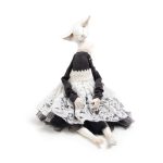 Balts Kaķis Tilla un Mežģīņu Svārkos