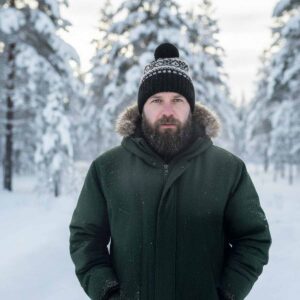 cepure-ar-ausekla-zimem-melna-wlh-10 Adīta vilnas cepure ar rakstu un bumbuli, atlokāma mala, melna