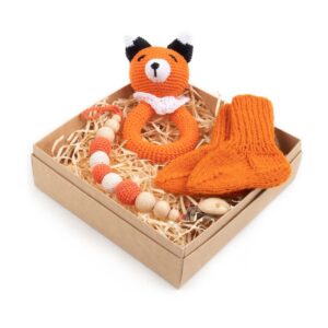 Dāvanu komplekts zīdaiņiem - grabulis, knupīšu turētājs, zeķītes