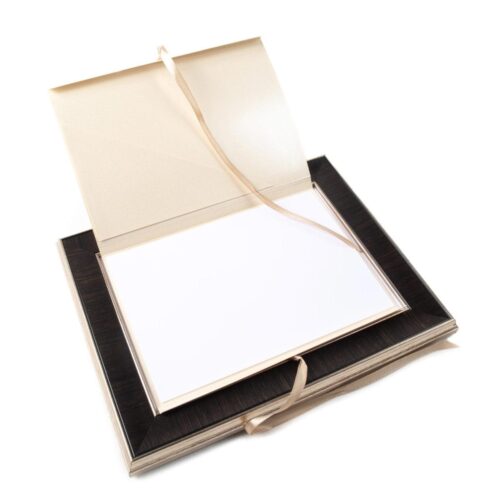 Dzintara Apsveikuma Kartiņa, Tumši Brūnas Krāsas Rāmis, 17×22 cm Dzintara apsveikuma kartiņa, tumši brūnas krāsas rāmis, 17x22 cm