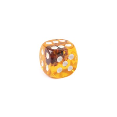 Dzintara Metamais Kauliņš, 1.7×1.7 cm Dzintara metamais kauliņš, 1.7x1.7 cm