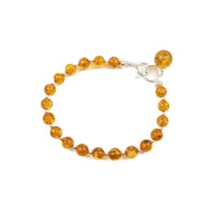 Dzintara Rokassprādze ar Sudraba Krāsas Elementiem, ⌀ 5 cm Dzintara rokassprādze ar sudraba krāsas elementiem, ⌀ 5 cm