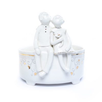Keramikas Bļoda “Eņģeļu Pāris ar Ziedu”, ⌀ 20 cm Keramikas bļoda "eņģeļu pāris ar ziedu", ⌀ 20 cm