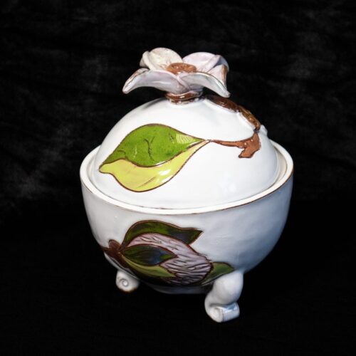 Keramikas cukurtrauks ar vāciņu, ziedu motīvs, balts, ⌀ 11.5 cm