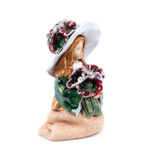 Keramikas figūra – meitene ar cepuri un ziediem, 21 cm