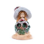 Keramikas Figūra – Meitene ar Cepuri un Ziediem, 21 cm