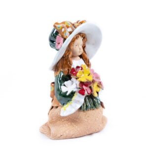 Keramikas figūra – meitene ar cepuri un ziediem, 21.5 cm