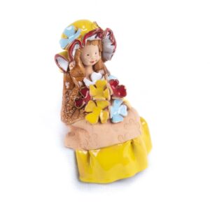 Keramikas figūra – sēdoša meitene ar cepuri un ziediem, 17 cm