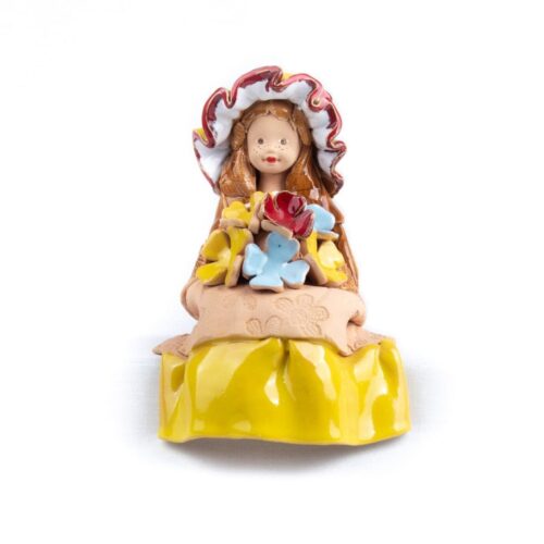 Keramikas figūra – sēdoša meitene ar cepuri un ziediem, 17 cm