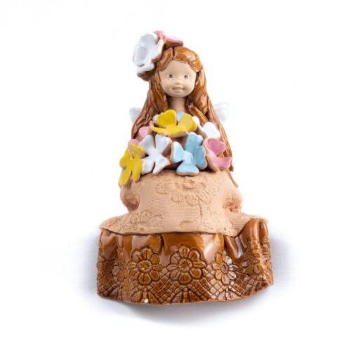 Keramikas figūra – sēdošs eņģelis ar ziediem, 18.5 cm