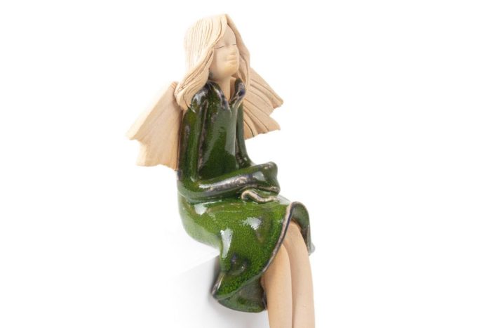 Keramikas figūra - sēdošs eņģelis zaļā kleitā un zābakos, 19 cm