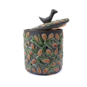 Keramikas Trauks ar Vāciņu, Sarkani Ziedi un Putniņš, Pelēcīgi Melns, ⌀11.5 cm Keramikas trauks ar vāciņu, sarkani ziedi un putniņš, pelēcīgi melns, ⌀11.5 cm