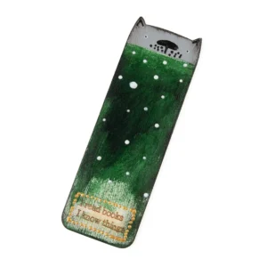 Koka Grāmatzīme – Kaķis Zaļā Segā “I Read Books, I Know Things” Koka grāmatzīme - kaķis zaļā segā "i read books, i know things"