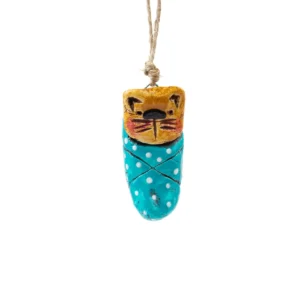 Miniatūra figūra – kaķis mazulis, brūns, tumša tirkīza sedziņā