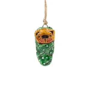 Miniatūra figūra – lācis mazulis, brūns, zaļā sedziņā