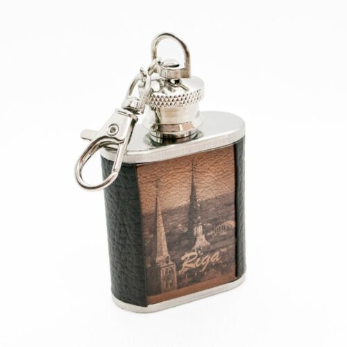 Nerūsējošā tērauda blašķe – atslēgu piekariņš ar Ādu, rĪga, sv. pētera baznīca