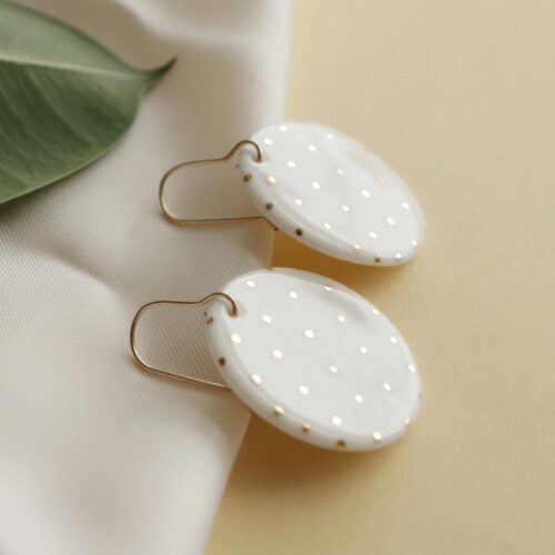 Porcelāna auskari, balti ar zelta punktiņiem