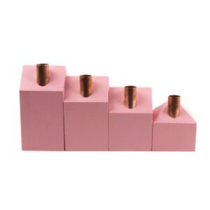 Priedes Koka Svečturi Mājas Formā, Pasteļrozā Priedes koka svečturi mājas formā, pasteļrozā