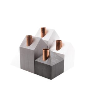 Priedes koka svečturu komplekts mājas formā, dažādu krāsu