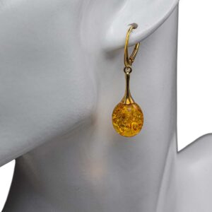 Dzintara auskari ar zelta krāsas aizdari