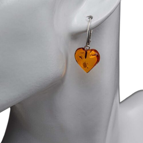 Dzintara auskari sirds formā ar sudraba krāsas aizdari