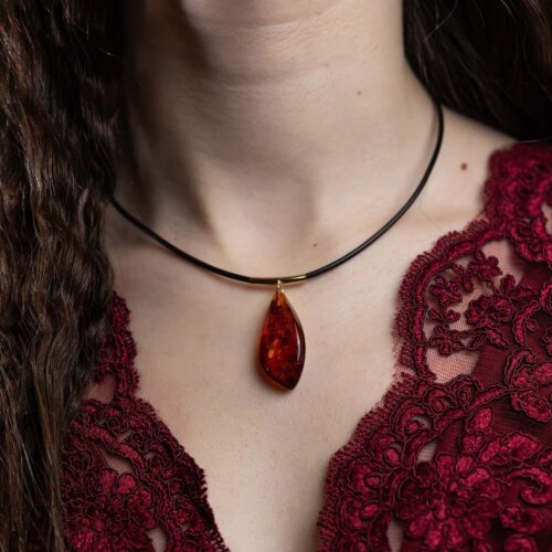 Dzintara kaklarota ar siksniņu