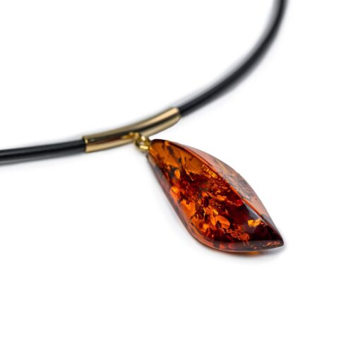 Dzintara kaklarota ar siksniņu