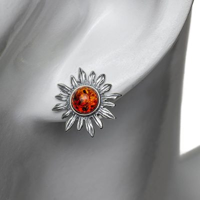 Sudraba auskari saulītes formā ar oranžu dzintara gabaliņu