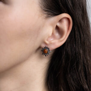 Sudraba auskari saulītes formā ar oranžu dzintara gabaliņu