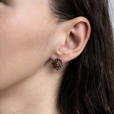 Sudraba auskari saulītes formā ar oranžu dzintara gabaliņu