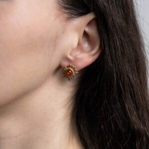 Sudraba auskari saulītes formā ar oranžu dzintara gabaliņu, apzeltīti