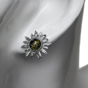 Sudraba auskari saulītes formā ar zaļganu dzintara gabaliņu