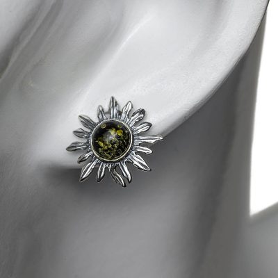 Sudraba auskari saulītes formā ar zaļganu dzintara gabaliņu