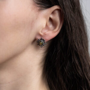 Sudraba auskari saulītes formā ar zaļganu dzintara gabaliņu