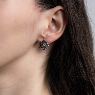 Sudraba auskari saulītes formā ar zaļganu dzintara gabaliņu