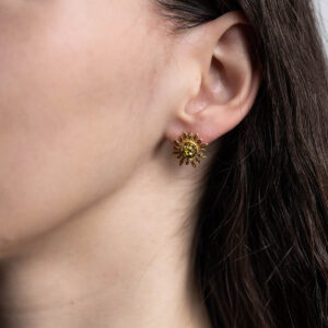 Sudraba auskari saulītes formā ar zaļganu dzintara gabaliņu, apzeltīti