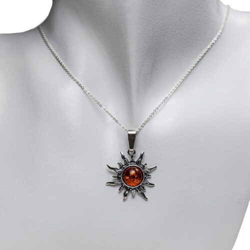 Sudraba kulons saulītes formā ar oranžu dzintara gabaliņu