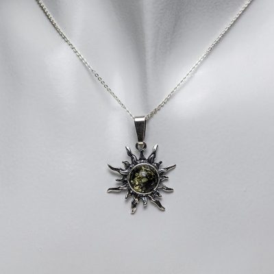 Sudraba kulons saulītes formā ar zaļganu dzintara gabaliņu