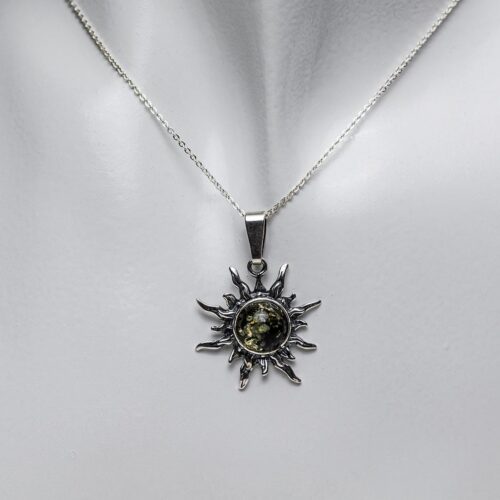 Sudraba kulons saulītes formā ar zaļganu dzintara gabaliņu