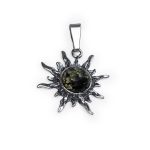 Sudraba Kulons Saulītes formā ar Zaļganu Dzintara Gabaliņu